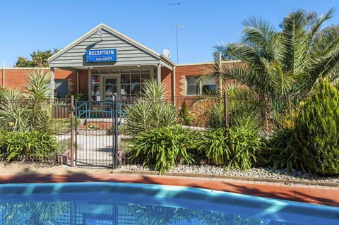 COMFORT INN COACH AND BUSHMANS - Holiday Cairns 0