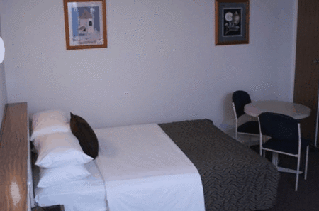 Burkes Hotel Motel - Holiday Cairns 1