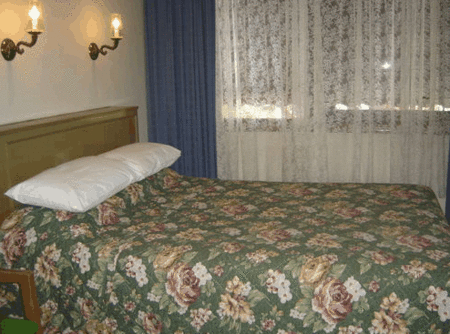 Burkes Hotel Motel - Holiday Cairns 3