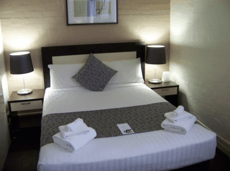 Aarons Hotel - Holiday Cairns 1