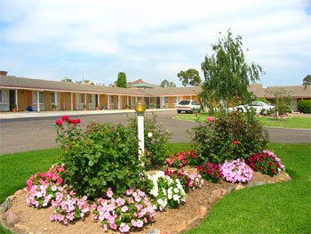 Bega Village Motor Inn - Holiday Cairns 0