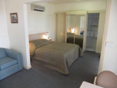 Country Comfort Cowra Countryman Motor Inn - Holiday Cairns 1