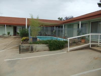 Country Comfort Cowra Countryman Motor Inn - Holiday Cairns 3