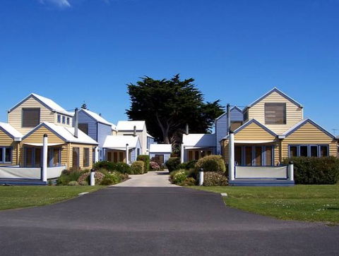 Rayville Boat Houses - Holiday Cairns 1