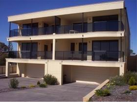The Lighthouse Accommodation - Holiday Cairns 0