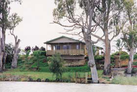 Mundic Grove Cottage - Holiday Cairns 0