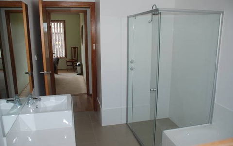 Beachfront House - Holiday Cairns 0