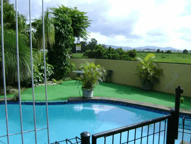 Poinciana Motel - Holiday Cairns 1