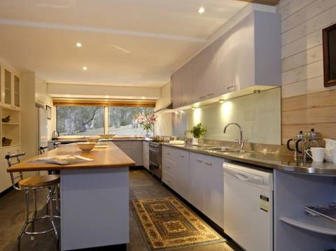 Silvertop Snowy Mountains Retreat - Holiday Cairns 2