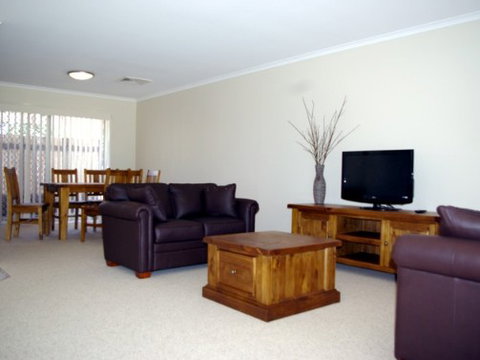 Fairways Bed And Breakfast At Jerilderie - Holiday Cairns 2