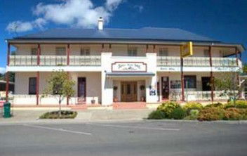 Apsley Arms Hotel - Holiday Cairns 1