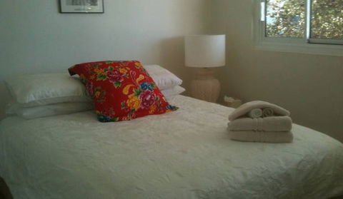 Absolute Beachfront Manly Bed And Breakfast - Holiday Cairns 4