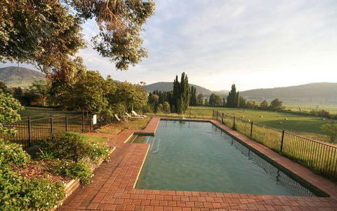 A Church And Homestead In Mudgee - Holiday Cairns 5