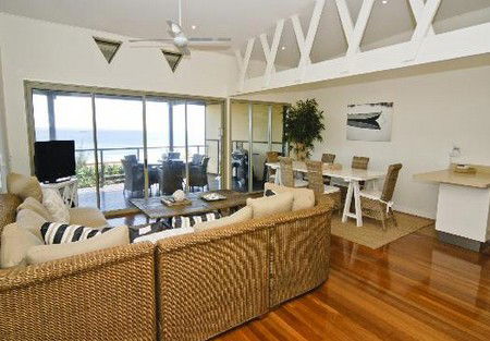 Claytons On Cylinder Beach Front Apartments - Holiday Cairns 1