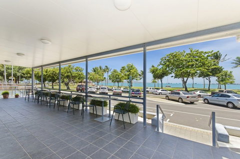 Strand Motel - Holiday Cairns 2