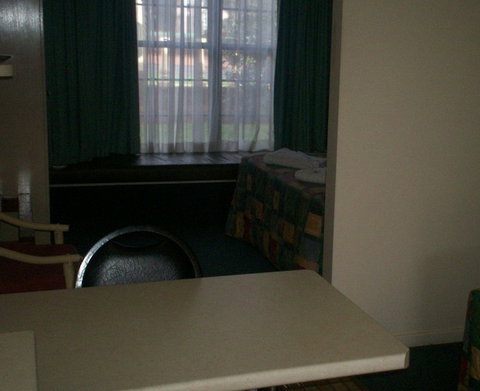 A Raceview Motor Inn - Holiday Cairns 0