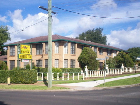 A Raceview Motor Inn - Holiday Cairns 1