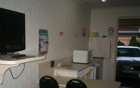 A Raceview Motor Inn - Holiday Cairns 2