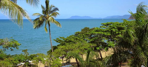 Roydon Beachfront Holiday Apartments - Holiday Cairns 1