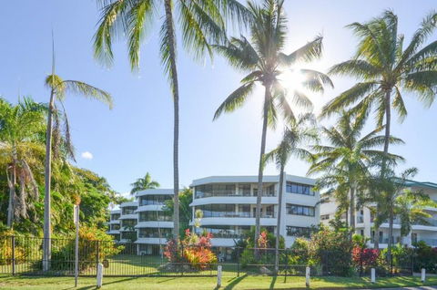 Roydon Beachfront Holiday Apartments - Holiday Cairns 5