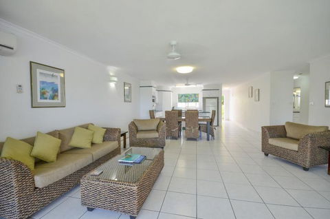 Roydon Beachfront Holiday Apartments - Holiday Cairns 8