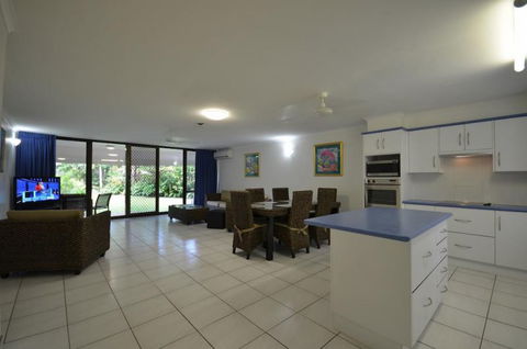 Roydon Beachfront Holiday Apartments - Holiday Cairns 10