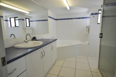 Roydon Beachfront Holiday Apartments - Holiday Cairns 11
