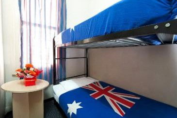 Maze Backpackers And Cb Hotel - Holiday Cairns 3