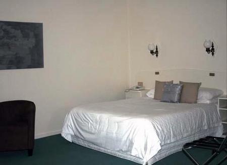 International Motor Inn - Holiday Cairns 1