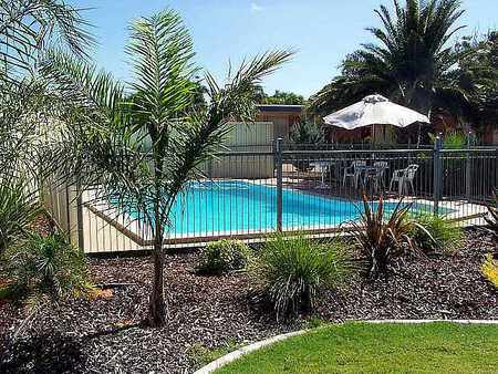 Renmark Motor Inn - Holiday Cairns 0