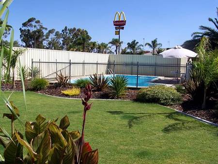 Renmark Motor Inn - Holiday Cairns 3
