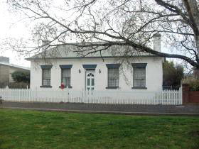 Batt's Cottage - Holiday Cairns 0