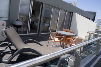 Hotel Urban St Leonards - Holiday Cairns 4