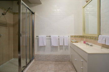 A Camelot Tower & Penthouse - Holiday Cairns 29