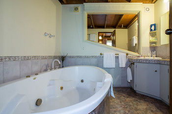 A Camelot Tower & Penthouse - Holiday Cairns 50