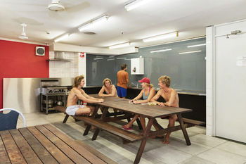 Manly Backpackers - Hostel - Holiday Cairns 1