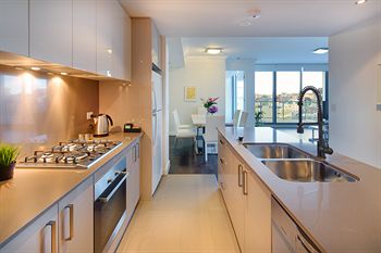 Zara Tower - Luxury Suites And Apartments - Holiday Cairns 28