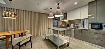Zara Tower - Luxury Suites And Apartments - Holiday Cairns 32