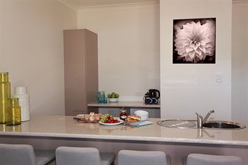 H Boutique Hotel - Holiday Cairns 1