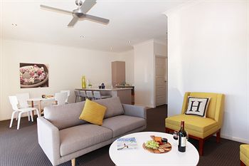 H Boutique Hotel - Holiday Cairns 3