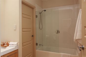 H Boutique Hotel - Holiday Cairns 4