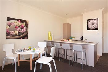 H Boutique Hotel - Holiday Cairns 8