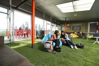 Melbourne Metro YHA - Hostel - Holiday Cairns 0
