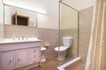 Mollymook Beach Units - Holiday Cairns 1
