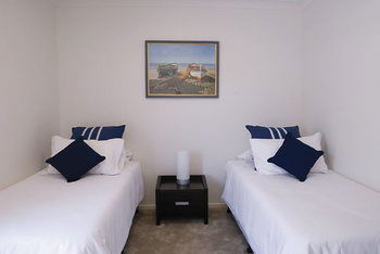 Mollymook Beachfront Executive Apartment - Holiday Cairns 14