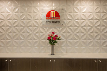 Megaboom City Hotel - Holiday Cairns 1