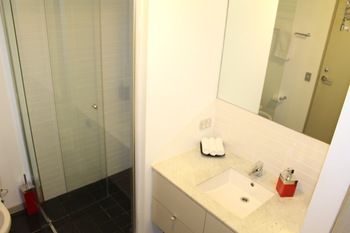 Apartment View Docklands Melbourne - Holiday Cairns 1