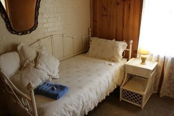 A Settler's Cottage - Holiday Cairns 4