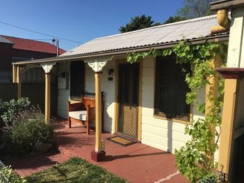 A Settler's Cottage - Holiday Cairns 11