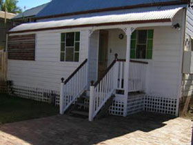 A Pine Cottage - Holiday Cairns 0
